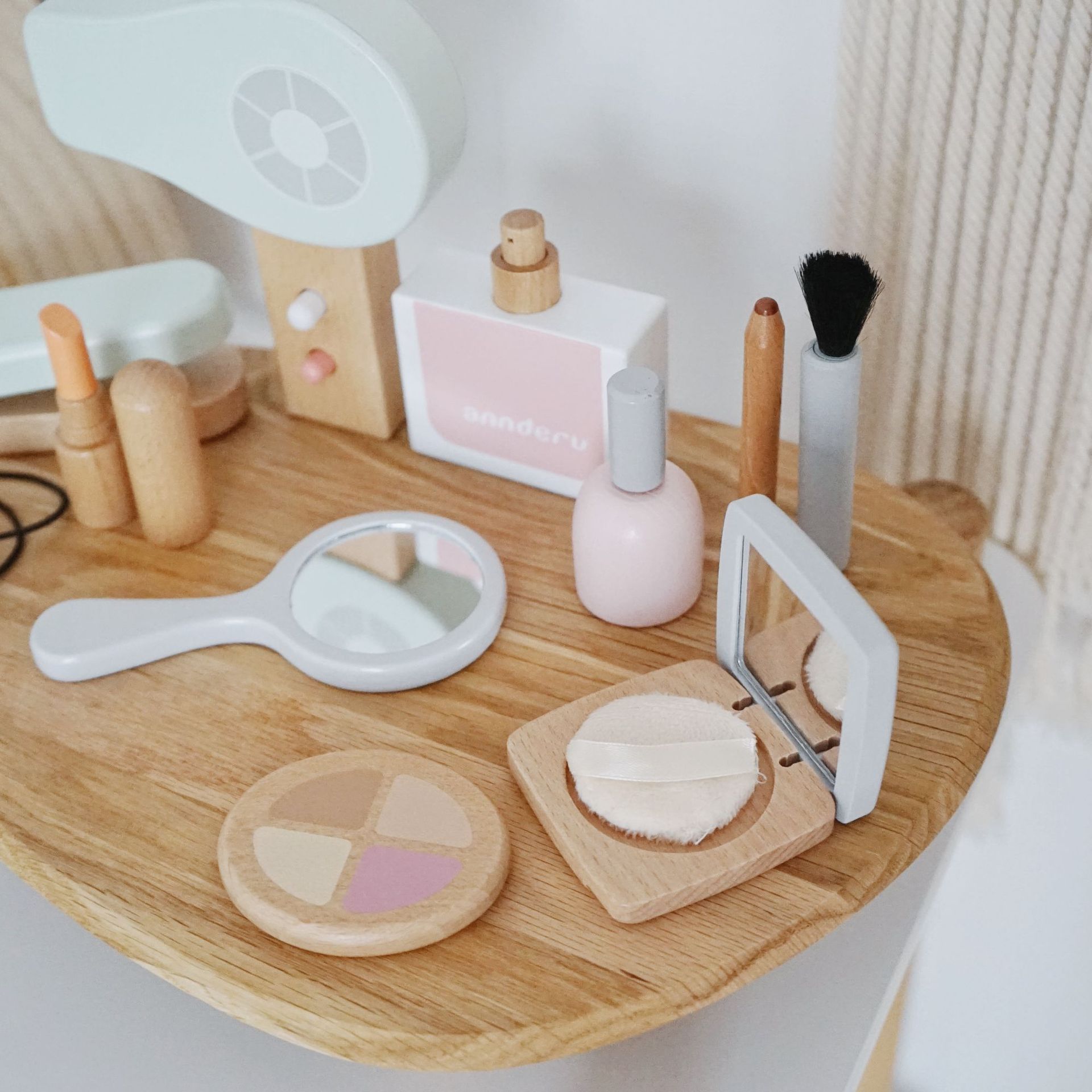 モンテッソーリシミュレーションメイクアップごっこ遊びおもちゃ - Your Beauty Makeup のレビューと価格